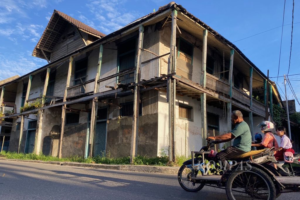 Pengguna jalan melintasi bangunan tua di kawasan Kota Tua Padang, Kota Padang, Sumatera Barat, Jumat (16/6/2023). Di kawasan tersebut, terdapat banyak bangunan cagar budaya yang sangat menarik untuk dikunjungi wisatawan yang berkunjung ke Kota Padang.