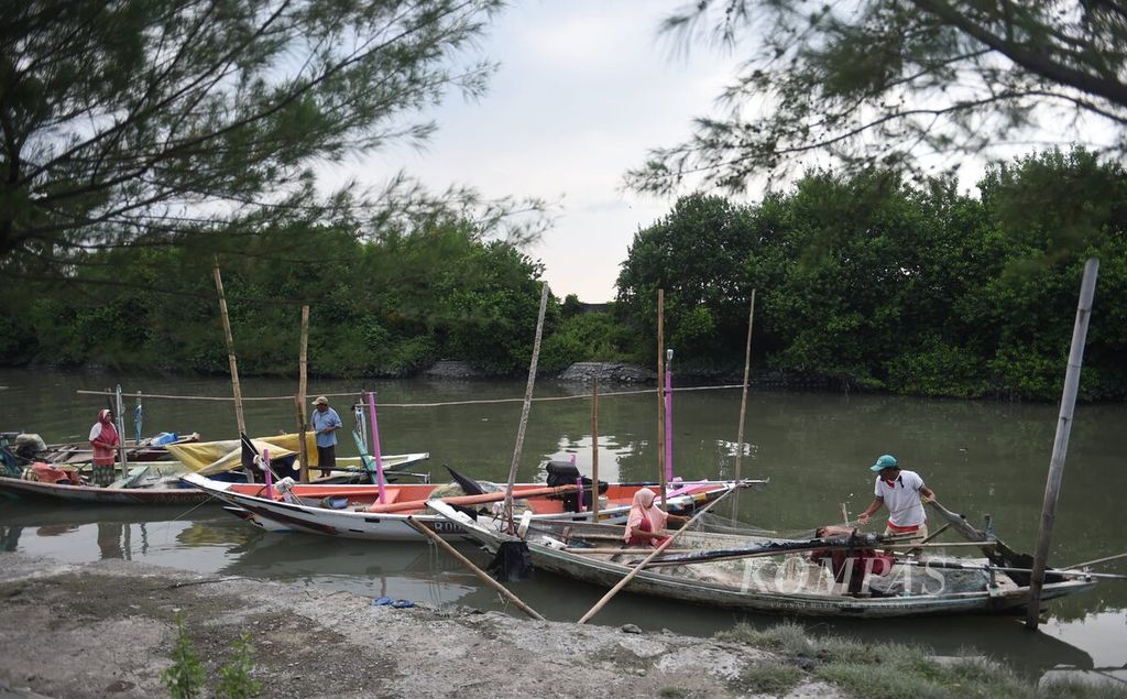 Nelayan beraktivitas di sekitar hutan mangrove di pesisir Surabaya di Kelurahan Tambak Wedi, Kacamatan Kenjeran, Surabaya, Jawa Timur, Jumat (9/12/2022). 