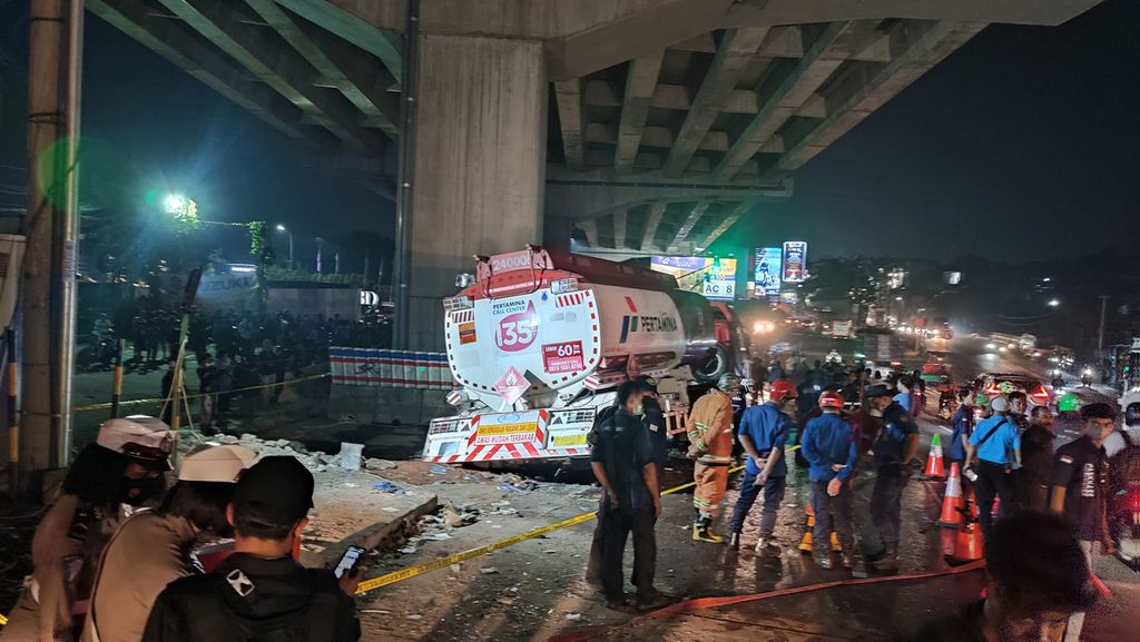 Sebuah truk pengangkut BBM bernomor polisi B 9598 BEH menabrak kendaraan bermotor di Jalan Alternatif Cibubur Transyogi, Kranggan, Bekasi, Jawa Barat, Senin (18/7/2022). Sebanyak 10 orang meninggal dalam kecelakaan ini.