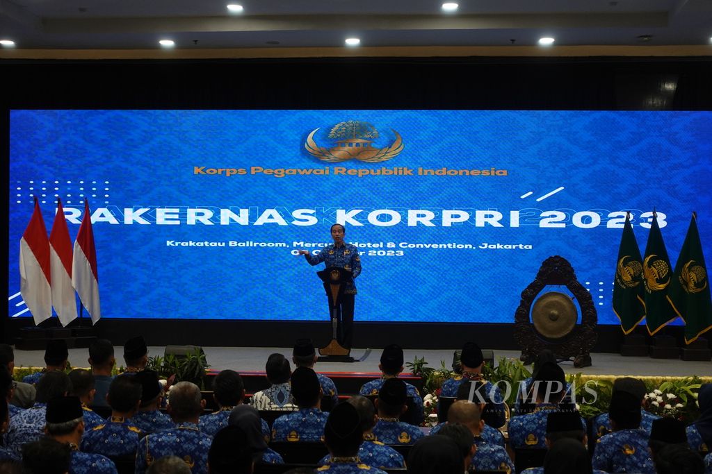 Presiden Joko Widodo saat memberikan pengarahan pada Rapat Kerja Nasional Korps Pegawai Republik Indonesia (Korpri) Tahun 2023 di Hotel Mercure Ancol, Jakarta, Selasa (3/10/2023).