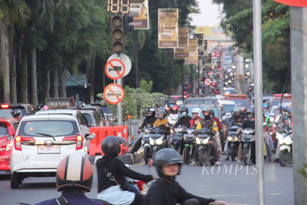 Kemacetan di jalur menuju Jembatan Kapuas 1, Kota Pontianak, Kalimantan Barat, Kamis (6/1/2022). 