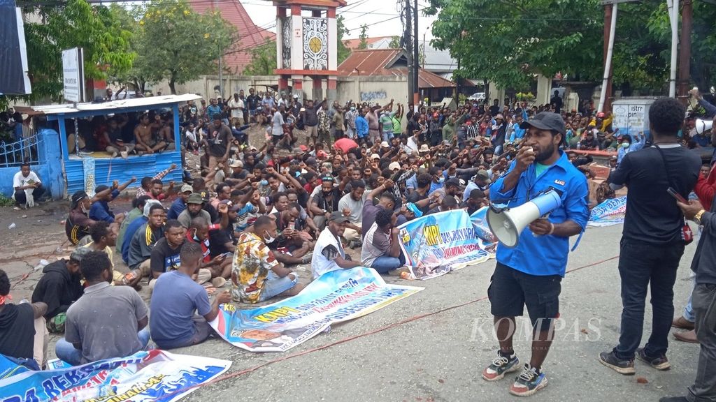 Massa pendukung Gubernur Papua Lukas Enembe menggelar unjuk rasa di Distrik Heram, Kota Jayapura, pada Selasa (20/9/2022).