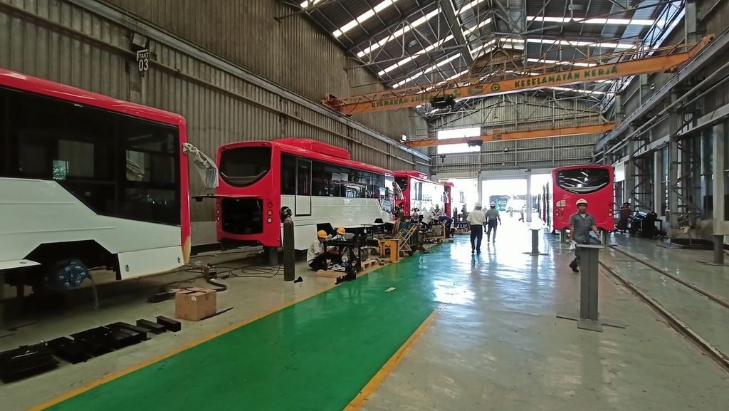 The Red and White Electric Bus is being assembled at the PT INKA workshop in Madiun, East Java on Thursday (08/09/2022).