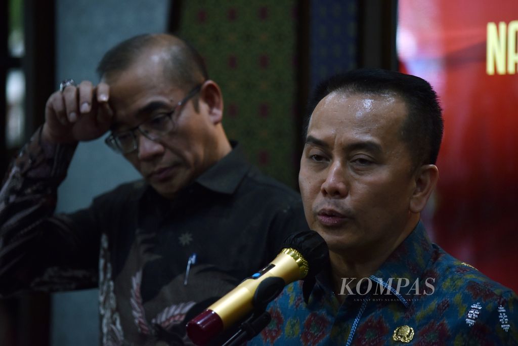 The Acting Governor of South Sumatra, Agus Fatoni (on the right), accompanied by Chairman of the General Election Commission Hasyim Asy'ari (on the left), provided a press statement after the signing of the "Regional Grant Agreement (NPHD) for Simultaneous Regional Elections in 2024" in Palembang, South Sumatra, on Thursday (9/11/2023).
