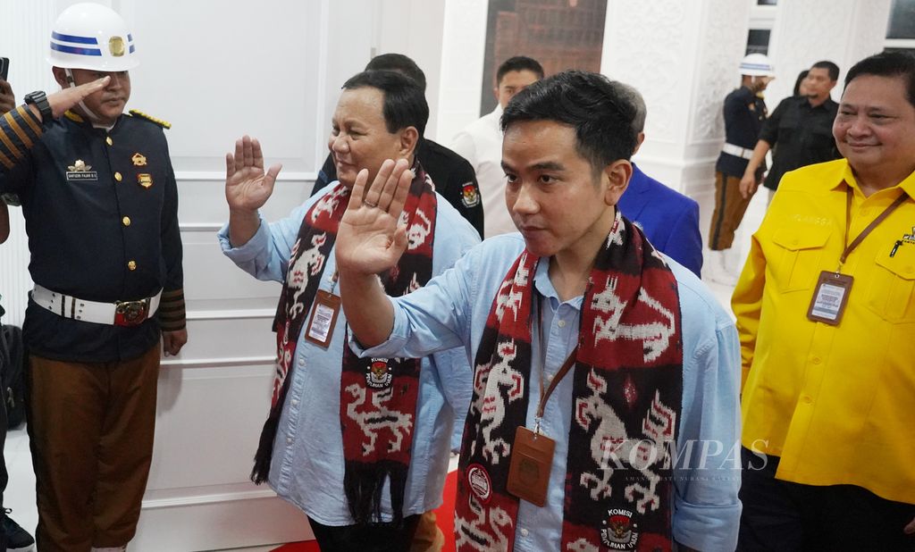 Pasangan bakal calon presiden dan bakal calon wakil presiden Prabowo Subianto dan Gibran Rakabuming Raka tiba di depan ruang sidang utama Komisi Pemilihan Umum, Jakarta, Rabu (25/10/2023), untuk mendaftar sebagai peserta Pemilihan Presiden 2024. 