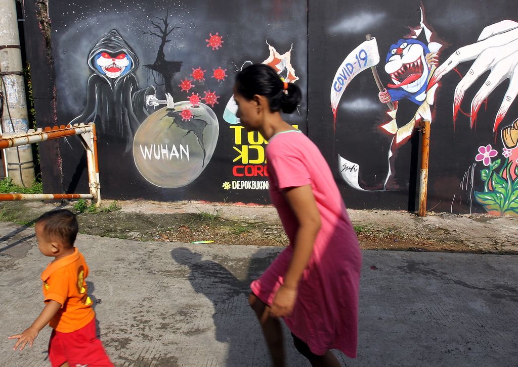 Warga melintasi mural yang berkaitan dengan maraknya pandemi Covid-19 di kawasan Sukmajaya, Depok, Jawa Barat, Rabu (15/4/2020). Mural tersebut dibuat agar masyarakat tetap waspada terhadap pandemi Covid-19. 
