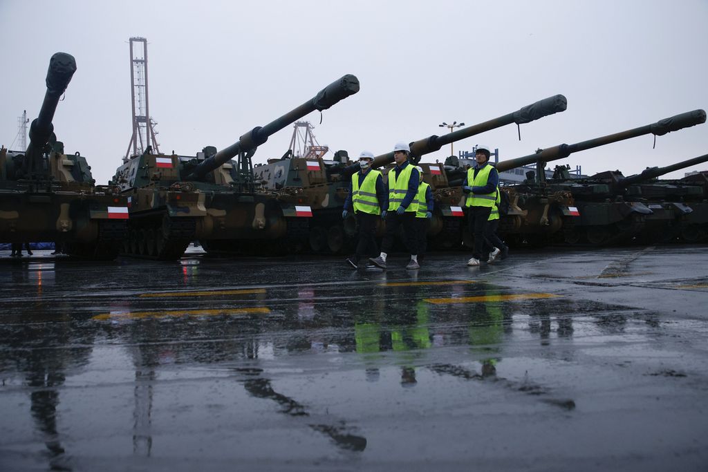 Tank Black Panther dan meriam swagerak K9 Thunder buatan Korea Selatan tiba di Pangkalan Laut Gdynia, Polandia, Selasa (6/11/2022). Polandia membeli 980 tank serta ratusan meriam dan peluncur roket dari Korea Selatan.
