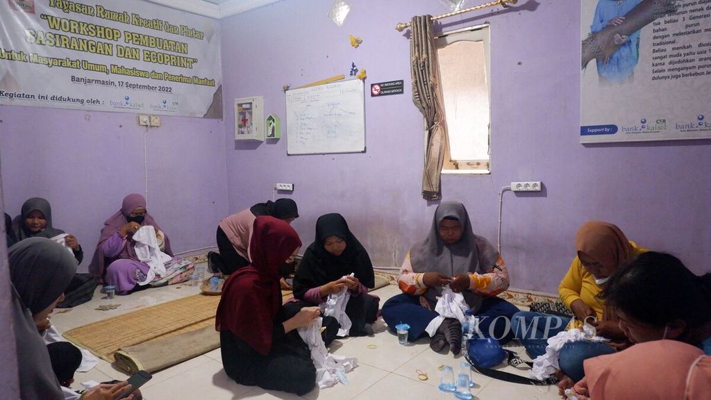 Warga dan mahasiswa mengikuti lokakarya pembuatan sasirangan dan <i>ecoprint </i>di Rumah Kreatif dan Pintar, Kelurahan Basirih Selatan, Banjarmasin Selatan, Kota Banjarmasin, Kalimantan Selatan, Sabtu (17/9/2022). Lokakarya selama satu hari itu diikuti 40 peserta.