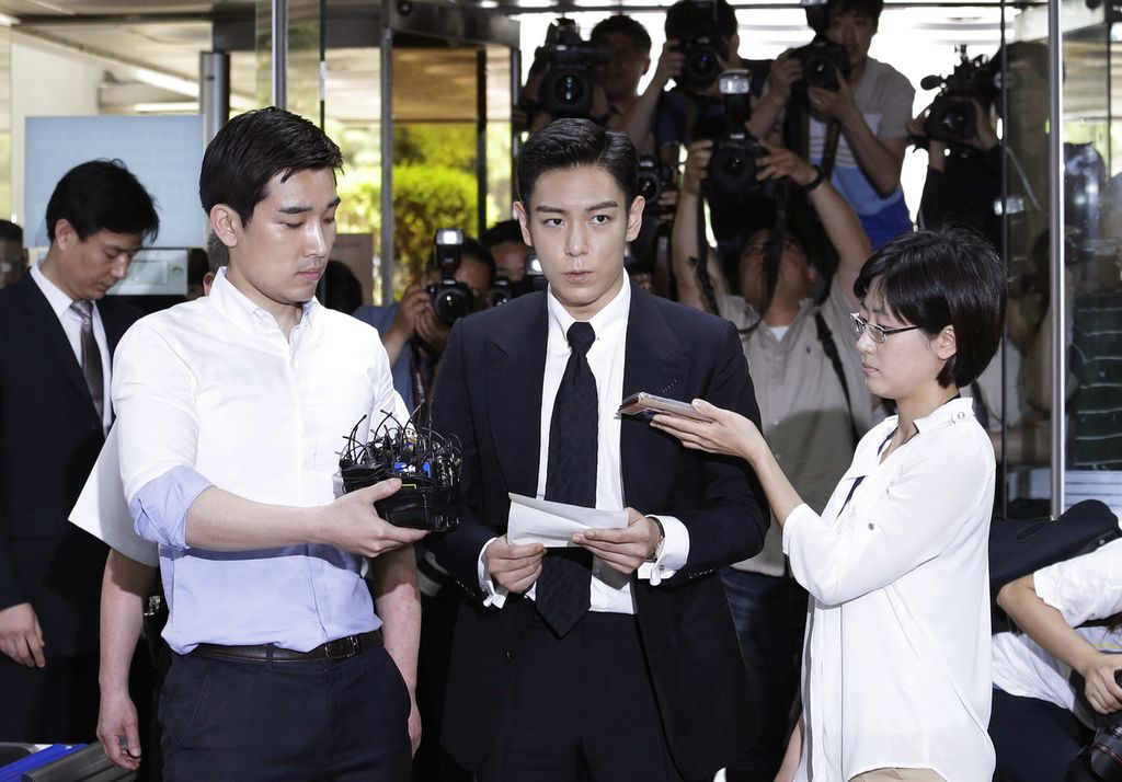 T.O.P (tengah), anggota grup populer Korea Selatan, Big Bang, membacakan pernyataannya saat tiba untuk sidang pertama tentang penggunaan narkoba di Pengadilan Distrik Pusat Seoul di Seoul, Korea Selatan, Kamis, 29 Juni 2017. 