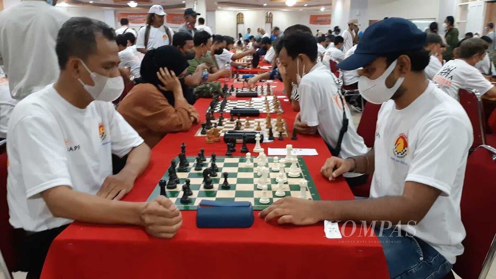 Para pecatur sedang bertanding dalam turnamen catur cepat Japfa Christmas Cup yang digelar di Jakarta, Sabtu (17/12/2022).