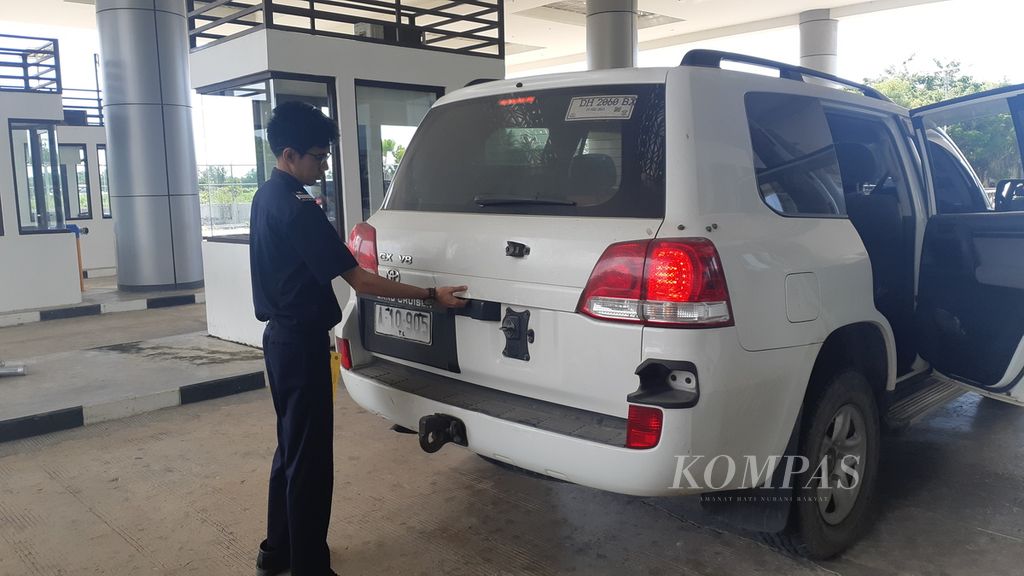 Petugas Bea Cukai membuka bagasi mobil di Pos Lintas Batas Negara Terpadu Motaain, Kabupaten Belu, NTT, pada Rabu (8/6/2022). Mobil itu akan melintas ke Timor Leste.