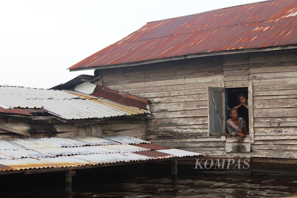Warga Kelurahan Baru, Kabupaten Kotawaringin Barat, Kalimantan Tengah, tinggal di tengah banjir dan tidak bisa mengungsi karena berbagai alasan, Rabu (2/11/2022). Mereka tinggal di bantaran Sungai Arut yang meluap dan sebabkan banjir selama satu bulan lebih.