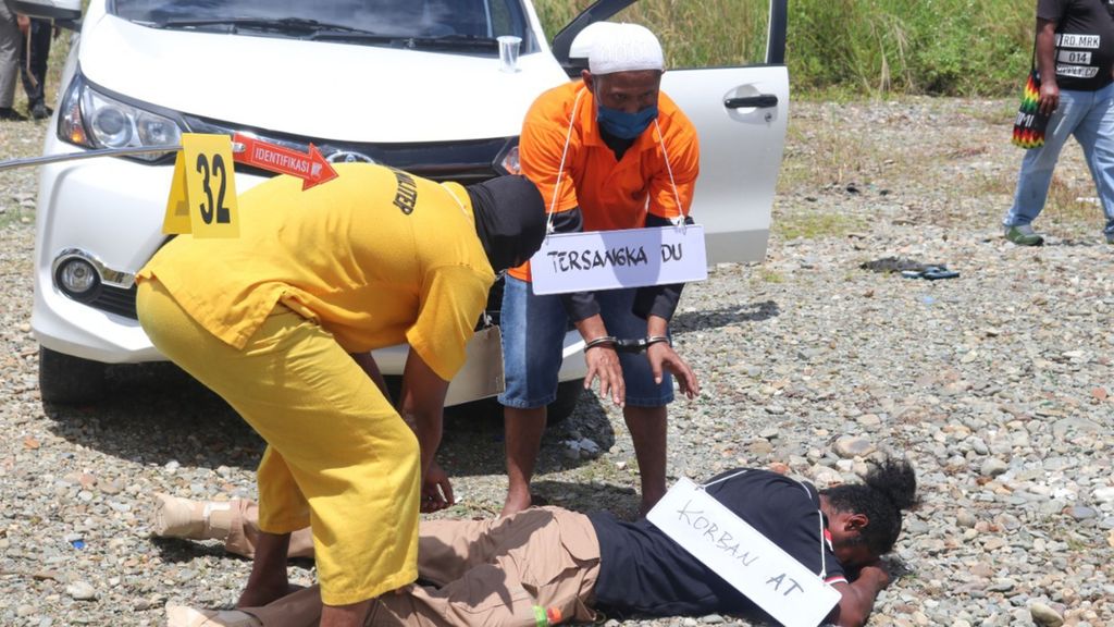 Rekonstruksi kasus pembunuhan empat warga di daerah Timika, Kabupaten Mimika, Papua, pada 3 September 2022. Sebanyak 10 pelaku diduga terlibat dalam kasus yang terjadi pada 22 Agustus 2022 itu.
