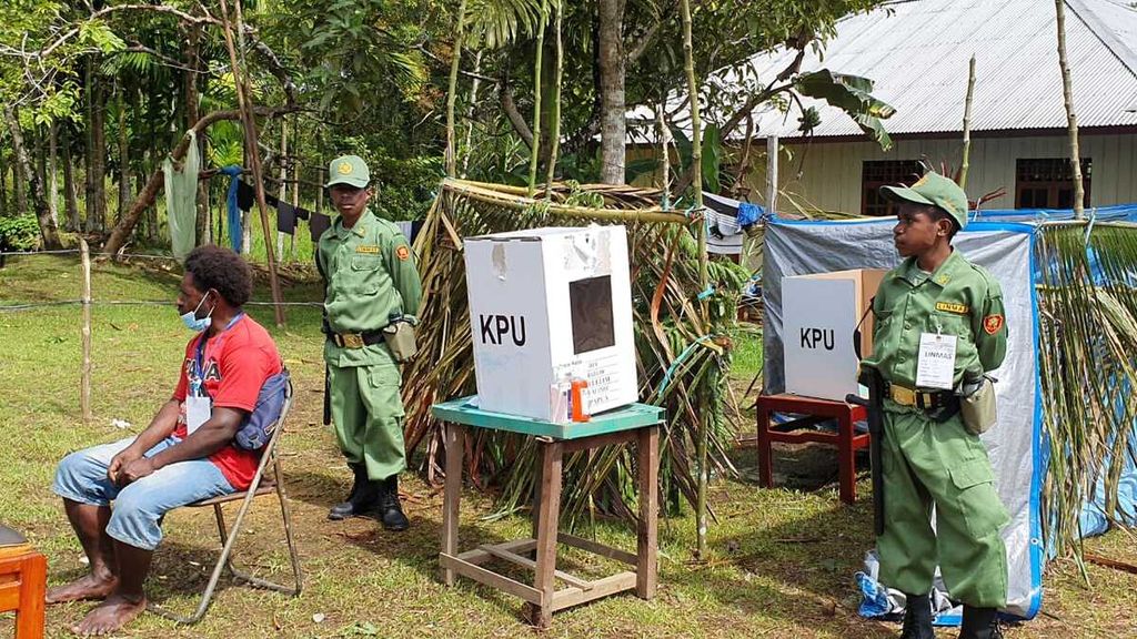 Pelaksanaan pemungutan suara ulang di salah satu TPS di Kabupaten Yalimo, Papua, Rabu (26/1/2022). Total pemilih yang tercatat di daftar pemilih tetap dalam PSU di Yalimo mencapai 90.948 orang.