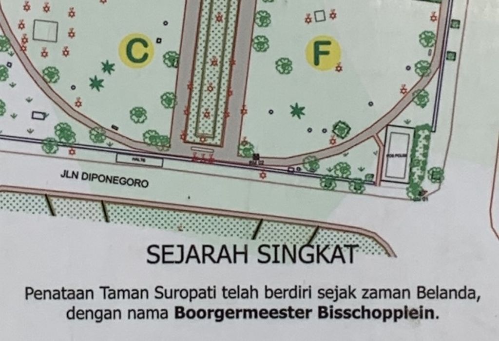Di teks papan sejarah singkat Taman Suropati tertulis kata yang salah, yaitu Boorgermeester yang berarti tukang bor, seharusnya Burgemeester yang berarti wali kota.