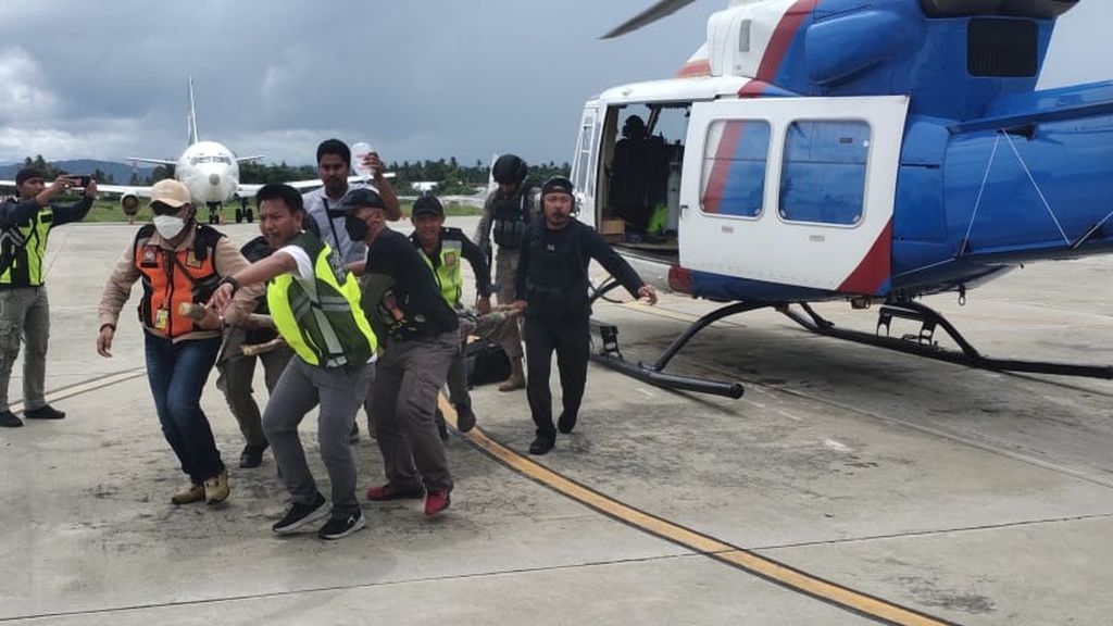Anggota Satgas Damai Cartenz Bharada Rizky Nugraha tiba di Bandara Sentani Jayapura, Papua, Sabtu (22/1/2022). Rizky terkena tembakan anggota kelompok kriminal bersenjata Lamek Taplo di Distrik Kiwirok pada Sabtu pagi pukul 08.30 WIT.