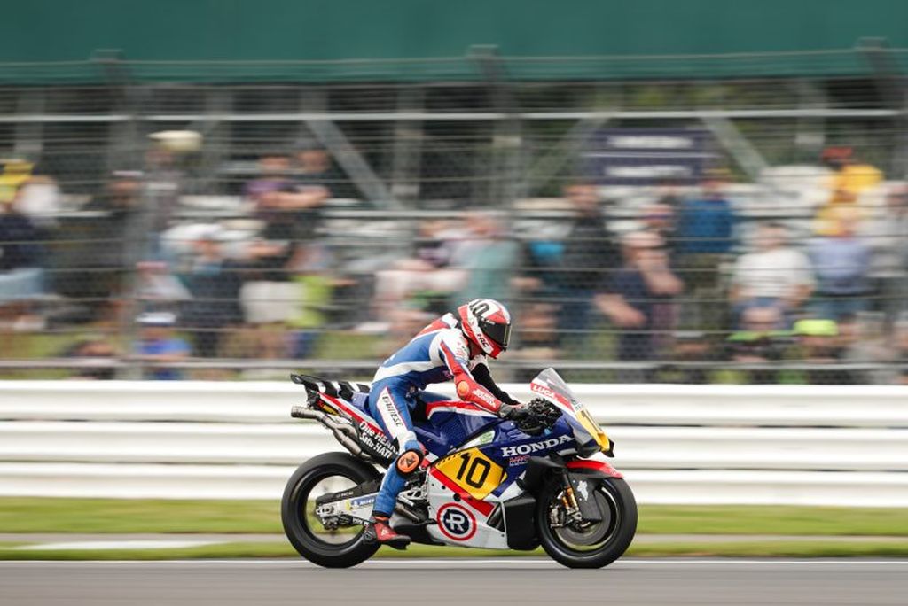 Pebalap tim Repsol Honda, Luca Marini, memacu motor RC213V dengan <i>livery </i>klasik Freddie Spencer dalam balapan MotoGP seri Inggris di Sirkuit Silverstone, Minggu (4/8/2024).