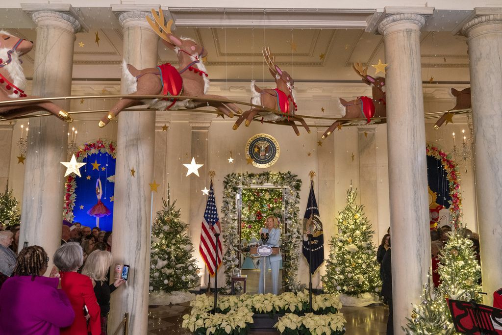 Di bawah rusa terbuat dari kertas, Ibu Negara AS Jill Biden berbicara saat peresmian dekorasi hari raya Gedung Putih, di Serambi Besar Gedung Putih, Senin (27/11/2023), di Washington, AS. 