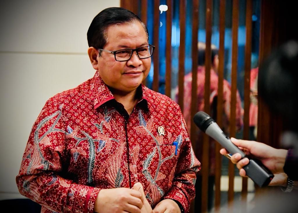 Sekretaris Kabinet Pramono Anung saat menyampaikan keterangan persnya di Balikpapan, Kalimantan Timur, Minggu (13/3/2022).