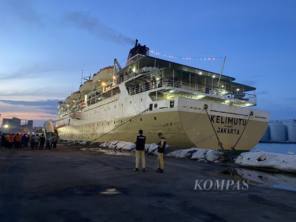 Ratusan wisatawan yang terjebak di Karimunjawa, Jepara, telah tiba di Pelabuhan Tanjung Emas, Semarang, Jawa Tengah, Rabu (28/12/2022). 