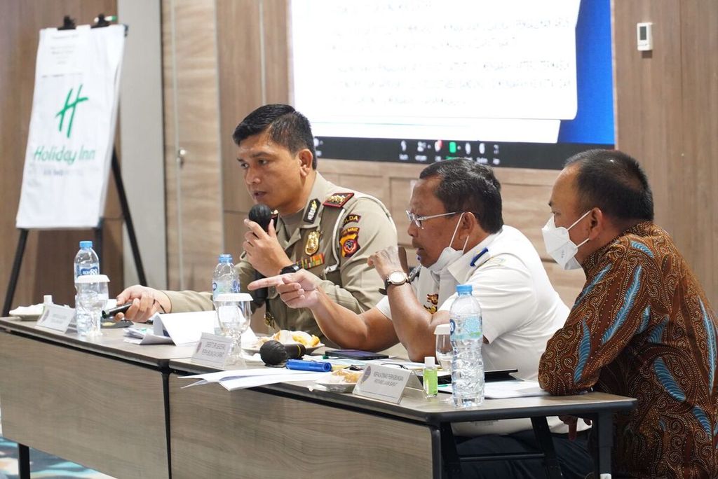 Direktur Jenderal Perhubungan Darat Kementerian Perhubungan Budi Setiyadi (tengah) sedang memimpin rapat koordinasi persiapan mudik tahun 2022 di Bandung, Jawa Barat, Jumat (25/3/2022).