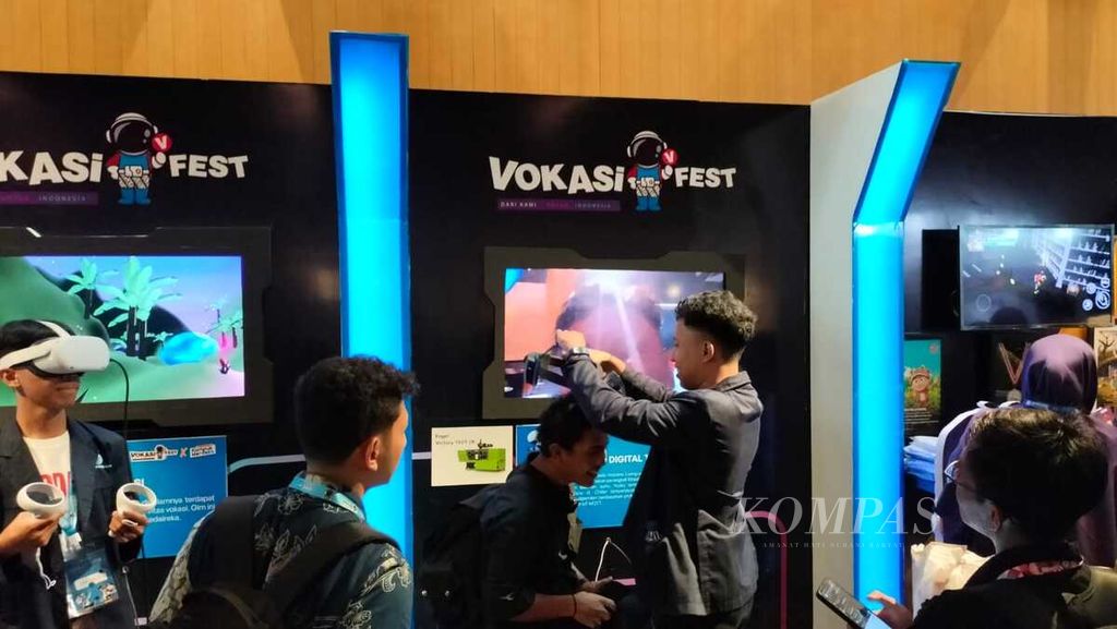 Suasana acara Vokasifest X Festival Merdeka Belajar di Taman Ismail Marzuki, Jakarta, yang dimulai Senin (11/12/2023). Acara ini digelar untuk mempromosikan capaian program Merdeka Belajar Kampus Merdeka di perguruan tinggi dan pendidikan vokasi.