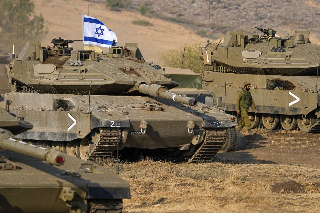 Tank-tank Israel diposisikan di dekat perbatasan dengan Lebanon, 11 Oktober 2023. 