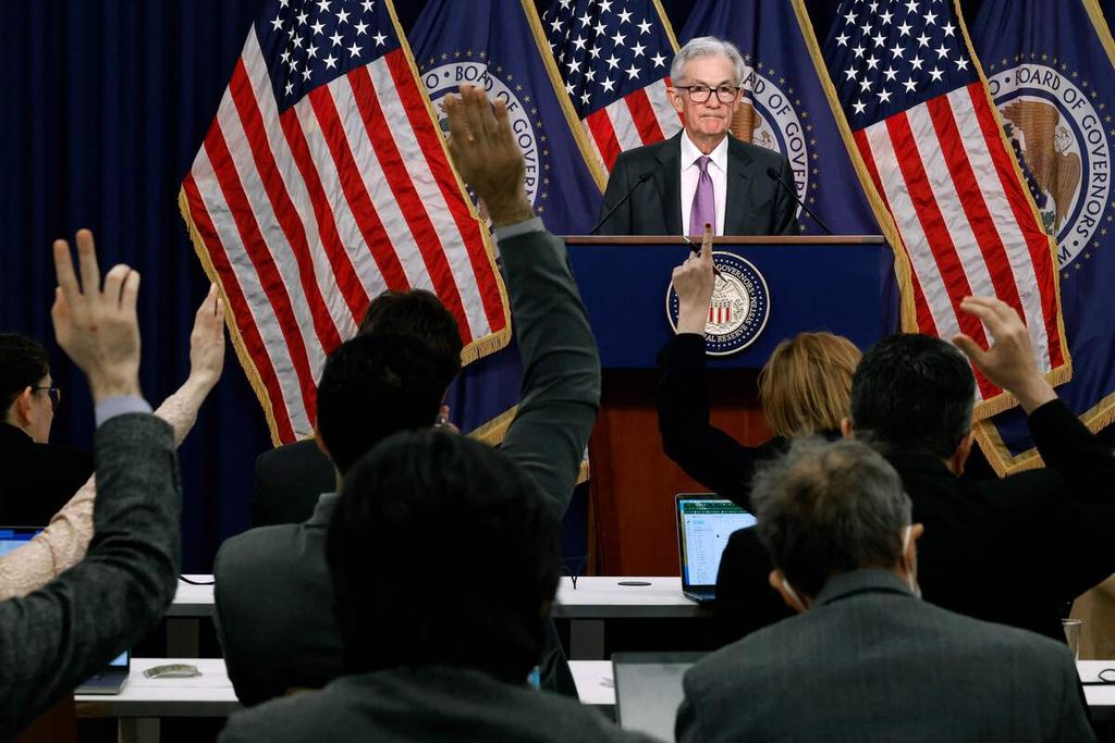 A reporter raised their hand to ask questions to Jerome Powell, the Governor of the Federal Reserve System of the United States (The Fed), during a press conference in the William McChesney Martin Building in March 2024 in Washington DC, United States.