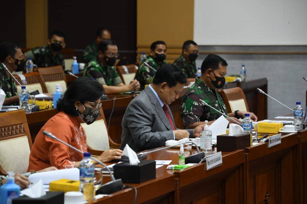 (Dari kiri) Menteri Keuangan Sri Mulyani, Menteri Pertahanan Prabowo Subianto, dan KSAL Laksamana Yudo Margono dalam rapat kerja dengan Komisi I DPR di Jakarta, Kamis (27/1/2022).