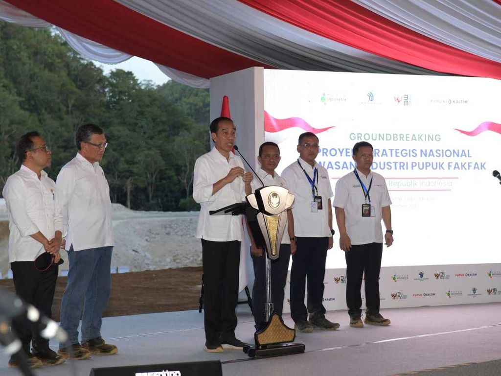Presiden Joko Widodo melakukan peletakan batu pertama atau <i>groundbreaking </i>Proyek Strategis Nasional (PSN) Kawasan Industri Pupuk Fakfak, Kabupaten Fakfak, Provinsi Papua Barat, pada Kamis, 23 November 2023.