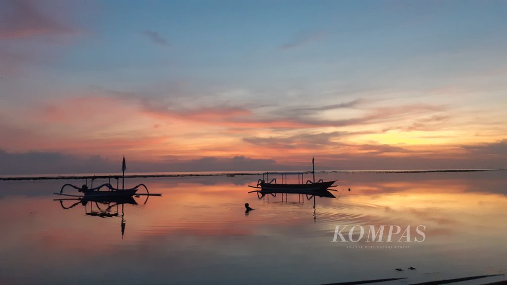 Suasana menjelang matahari terbit di kawasan Pantai Sindhu, Sanur, Bali, Minggu (13/11/2022). Bali saat ini berharap sektor wisata mereka kembali pulih usai dua tahun dijerat pandemi Covid-19.