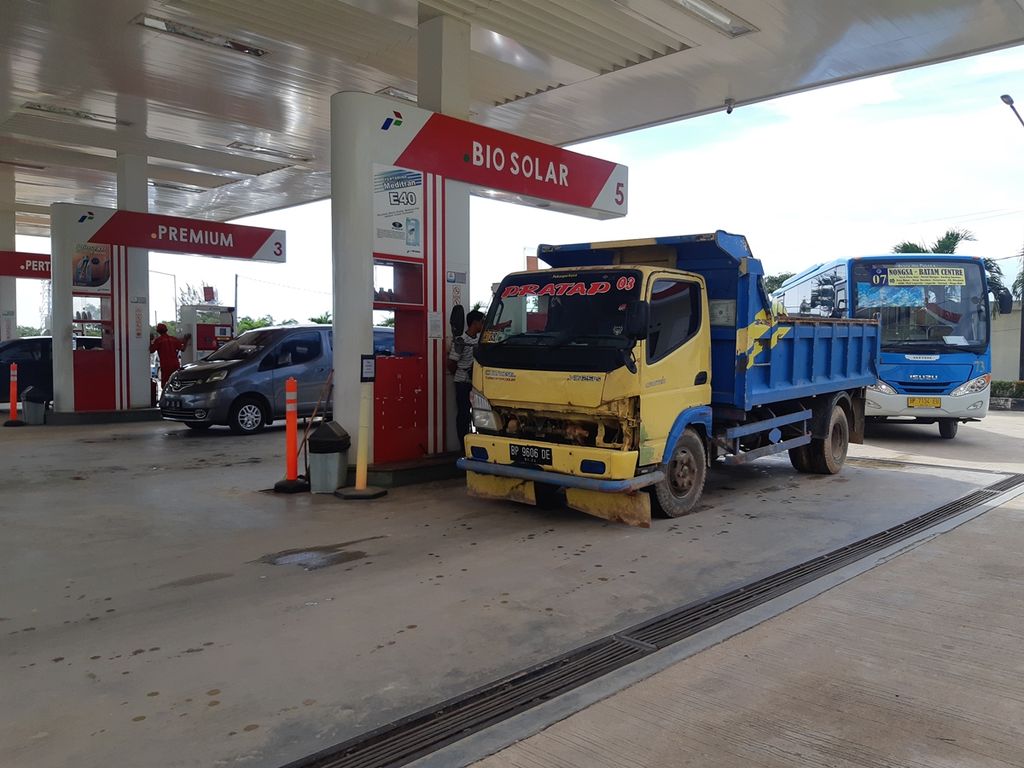 Sejumlah kendaraan mengantre untuk mendapatkan BBM bersubsidi di SPBU Nongsa, Batam, Kepulauan Riau, Selasa (8/10/2019). 