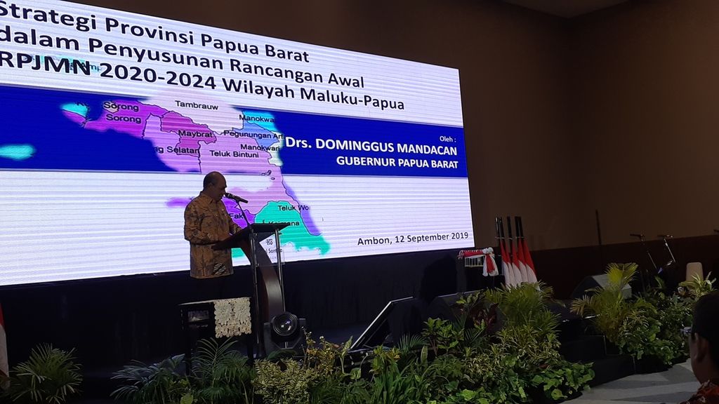 Wakil Gubernur Papua Barat Mohamad Lakotani menyampaikan pandangannya dalam acara penyusunan rencana pembangunan jangka menengah nasional 2020-2024 yang berlangsung di Ambon, Maluku, Kamis (12/9/2019).