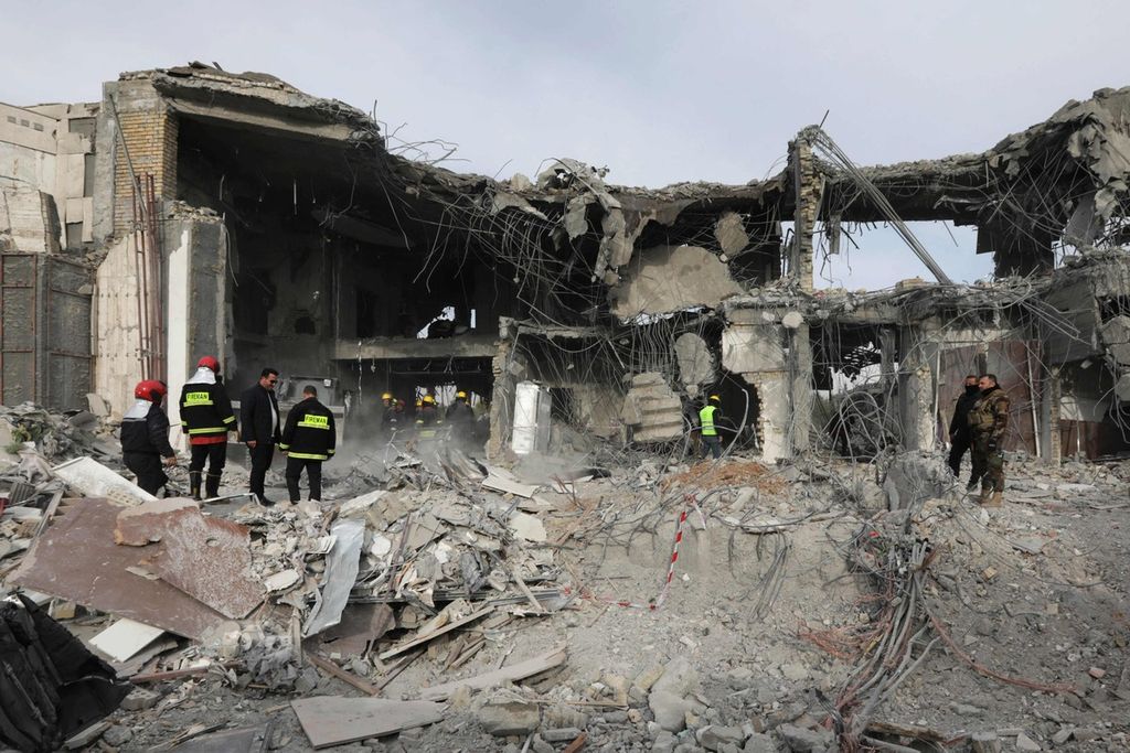 Sebuah bangunan hancur luluh lantak akibat serangan rudal oleh Korps Garda Revolusi Iran (IRGC) di Erbil, wilayah Kurdistan, Irak, Rabu (17/1/2024). 