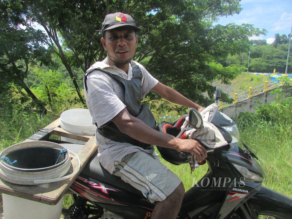 Melki Snaem (36), pedagang keliling, sedang berhenti di sisi Bendungan Tilong, Kabupaten Kupang, Nusa Tenggara Timur, Kamis (25/4/2026). 