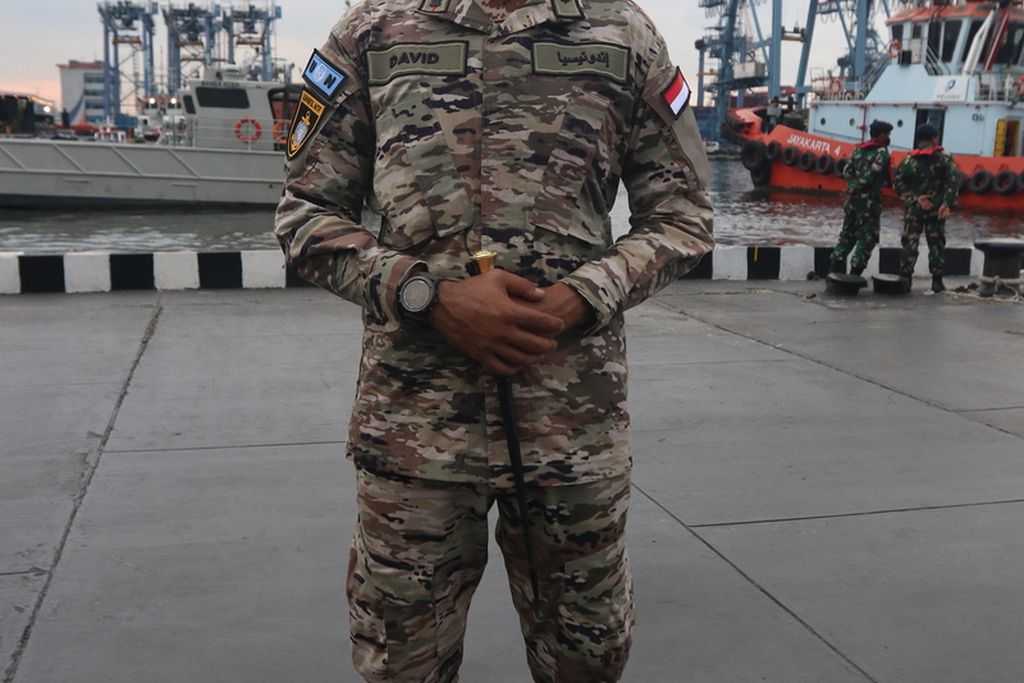 Komandan Satgas Maritime Task Force Letnan Kolonel Laut John David Nalasakti Sondakh mengenakan seragam baru di Dermaga Kolinlamil, Tanjung Priok, Jakarta Utara, Kamis (1/12/2022). 
