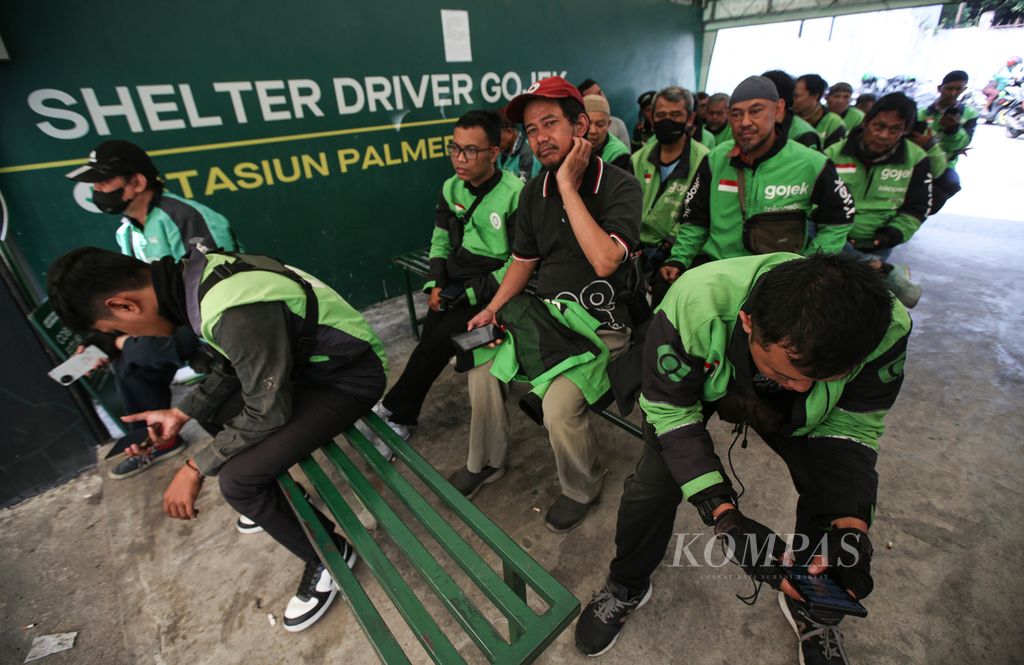 Pengemudi ojek online menunggu penumpang di shelter dekat Stasiun Palmerah, Jakarta, Jumat (30/8/2024). Layanan ojek online kembali normal sehari setelah para pengemudi layanan transportasi berbasis aplikasi ini beramai-ramai menggelar aksi untuk menuntut kesejahteraan.