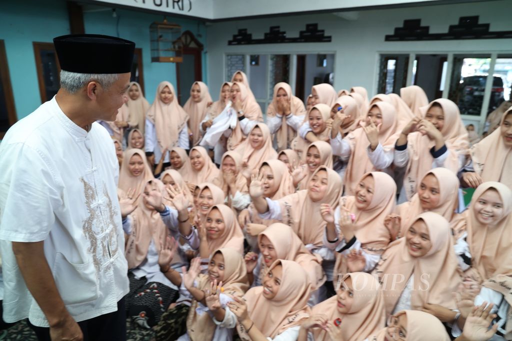 Calon presiden nomor urut 3 Ganjar Pranowo mengunjungi Pondok Pesantren Al Mashum, Sidoagung, Tempuran, Magelang, Jawa Tengah, Minggu (17/12/2023).