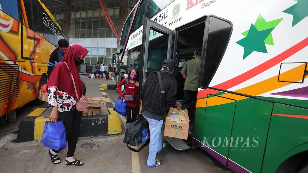 Calon penumpang menaiki bus antarkota antarprovinsi di Terminal Terpadu Pulogebang, Jakarta, Minggu (20/12/2020).