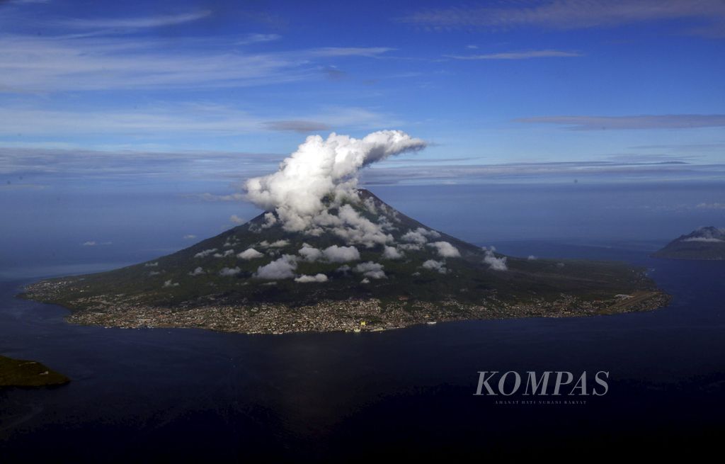 Kota Ternate, Maluku Utara yang padat penduduknya berada di badan Gunung Gamalama, Jumat (11/3/2016). Gamalama merupakan salah satu gunung aktif di Indonesia.