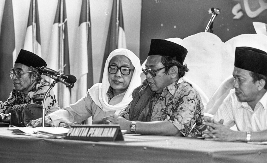  Muktamar Ke-27 Nahdlatul Ulama di Pondok Pesantren Salafiyah Safi’iyah Sukorejo, Situbondo, Jawa Timur, 8-12 Desember 1984. Muktamar ini menjadi penting karena adanya “putusan” bahwa NU kembali ke Khittah 1926. Dalam gambar tampak KH Achmad Shiddiq (kedua dari kiri) dan KH Abdurrahman Wahid (ketiga dari kiri).