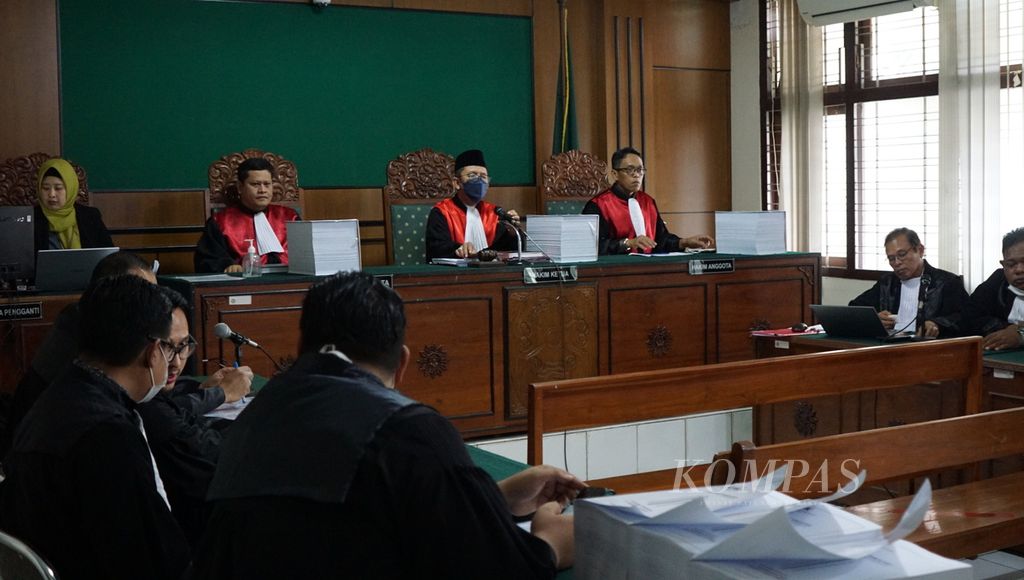 Suasana persidangan dugaan korupsi perizinan oleh bekas Wali Kota Yogyakarta, Haryadi Suyuti, di Pengadilan Negeri Kota Yogyakarta, Selasa (14/2/2023).