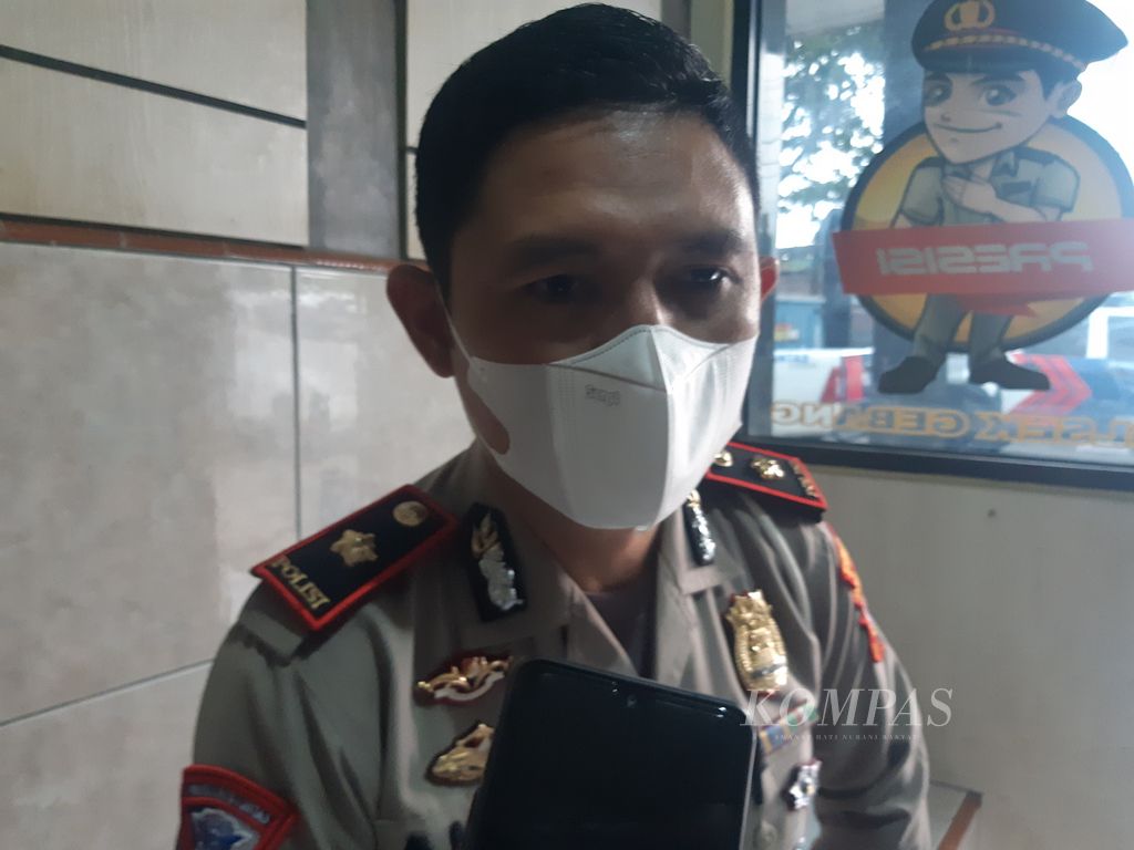 Kepala Satuan Lalu Lintas Kepolisian Resor Kota Cirebon Komisaris Alan Haikel saat diwawancarai di Kabupaten Cirebon, Jawa Barat, Minggu (3/4/2022) siang. 