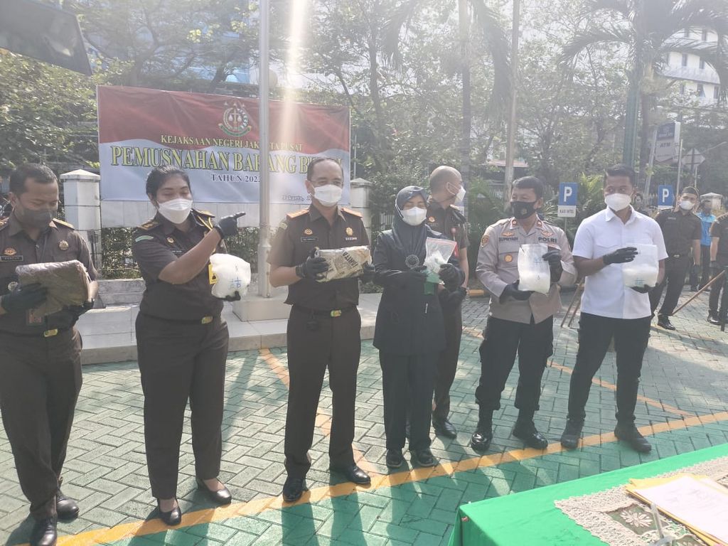 Kejaksaan Negeri Jakarta Pusat bersama Badan Narkotika Nasional Provinsi DKI Jakarta dan Polres Jakarta Pusat mengadakan kegiatan pemusnahan barang bukti perkara narkoba sepanjang 2021 di Jakarta, Senin (30/5/2022).