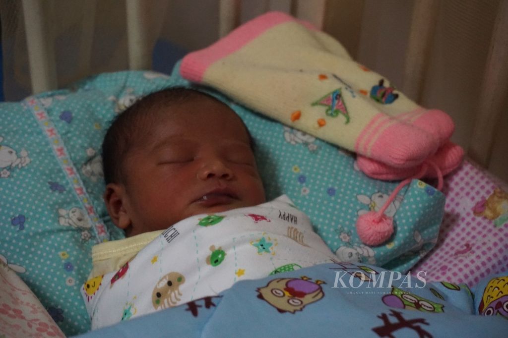 Bayi laki-laki yang baru berusia satu hari dirawat tim Kepolisian Resor Banyumas, Minggu (10/12).