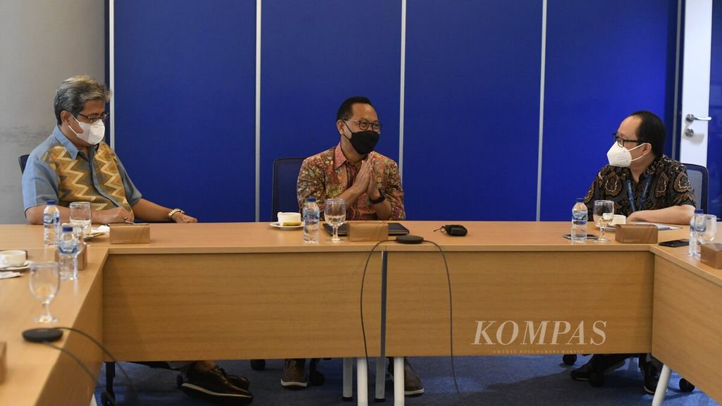 Kepala Otorita Ibu Kota Negara (IKN) Nusantara Bambang Susantono (tengah) dan Wakil Kepala Otorita IKN Nusantara Dhony Rahajoe (kiri) memaparkan sejumlah hal terkait pembangunan IKN Nusantara dalam kunjungan ke Redaksi Kompas di Jakarta, Sabtu (19/3/2022). 