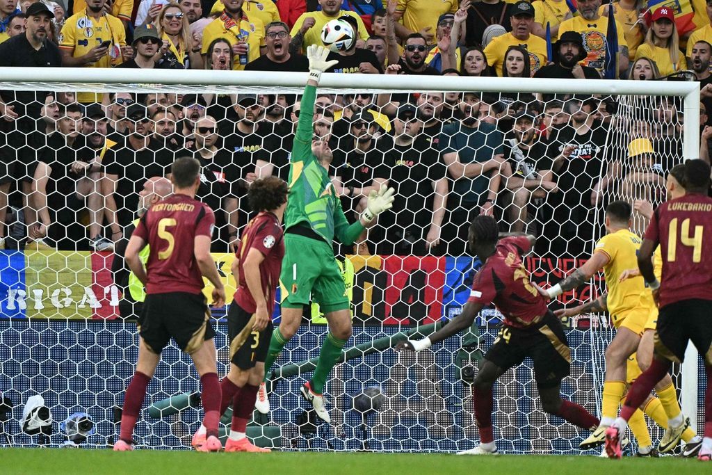 Penjaga gawang Belgia, Koen Casteels, menyelamatkan gawangnya saat pertandingan Grup E Piala Eropa 2024 antara Belgia dan Romania di Stadion Cologne di Koeln, Jerman, Minggu (23/6/2024) dini hari WIB. Belgia mengalahkan Romania, 2-0.