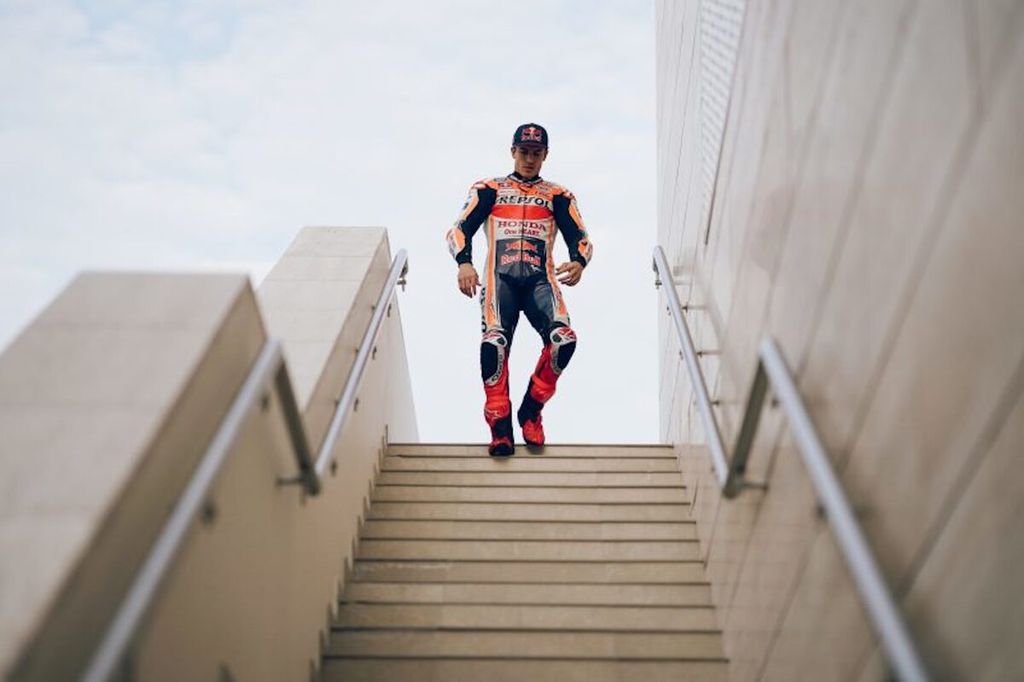 Marc Marquez berjalan menuruni tangga di Sirkuit Losail, Qatar, Minggu (19/11/2023). Peraih enam gelar juara MotoGP itu akan membalap untuk Gresini Racing setelah hengkang dari Honda.