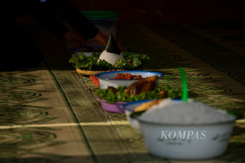 Nasi tumpeng, ingkung ayam dan berbagai macam makanan disiapkan saat tradisi kenduri di Desa Banyubiru, Kecamatan Banyubiru, Kabupaten Semarang, Jawa Tengah, Jumat (25/10/2019). Setelah berdoa dan mengunjungi makam leluhur mereka makan bersama. 