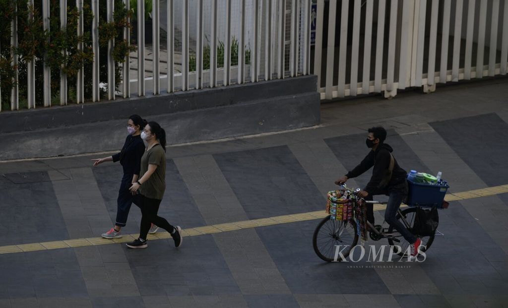 Warga berjalan kaki di jalur pedestrian Jalan Sudirman, Jakarta, Sabtu (12/9/2020). 